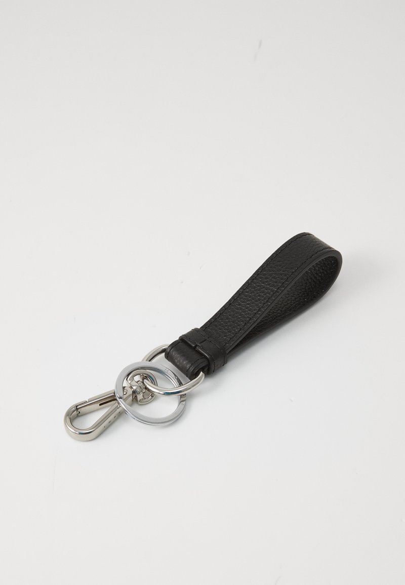 Portachiavi in pelle nera con cinturino testurizzato, clip in metallo argentato e due anelli intrecciati. Design semplice e funzionale con dettagli minimi.
