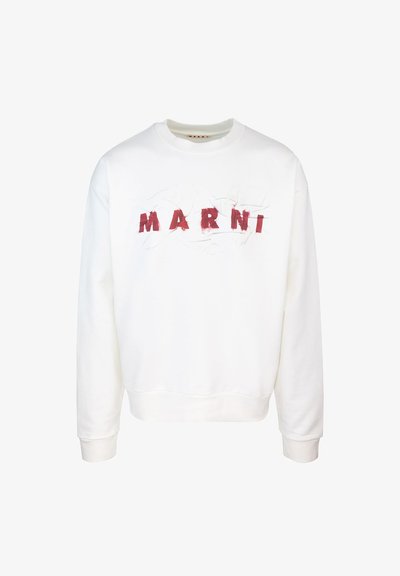 Sweatshirt blanc avec un col ras du cou, présentant un logo rouge "MARNI" sur la poitrine. Tissu doux, manches longues, poignets et ourlet côtelés.