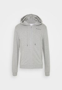 Sweat à capuche gris clair zippé avec cordons et manches longues, présentant un petit logo sur la poitrine gauche.