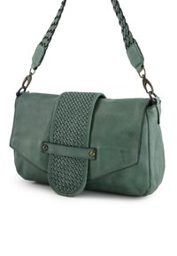 Groene leren handtas met een gevlochten schouderband, met een geweven textuur op de klep en donker metalen hardware accenten.