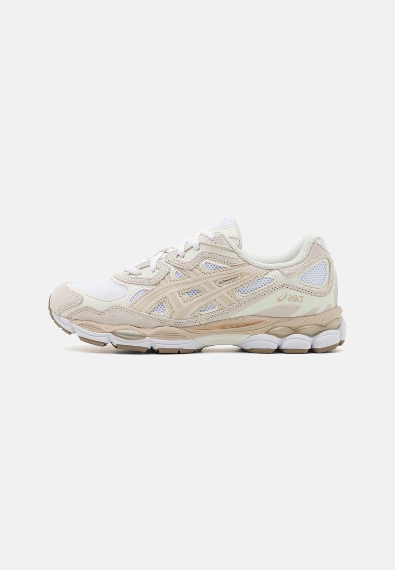 Chaussure de course Asics beige et blanche avec des panneaux en mesh, une semelle texturée et un logo sur le côté, vue de l'extérieur sur un fond clair.