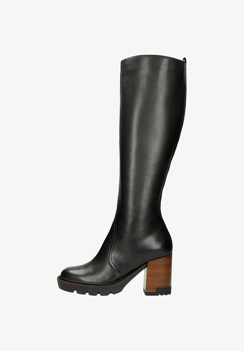 Kožená botka po kolena v černé barvě s texturou, zaoblenou špičkou a dřevěným blokovým podpatkem. Disponuje plochou, robustní podešví pro lepší přilnavost.