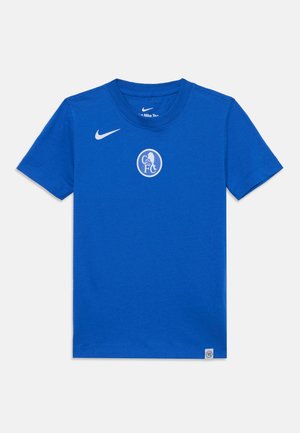 Niebieska bawełniana koszulka z okrągłym dekoltem i krótkimi rękawami, z białym logo Nike na prawej stronie ramienia; posiada okrągłe logo Chelsea FC.