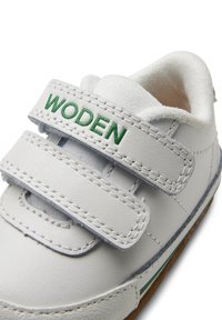 Biele kožené tenisky s šedým prešitím a zeleným logom "WODEN". Majú dva suché zipsy a textúrovanú gumenú podrážku s farebným akcentom.