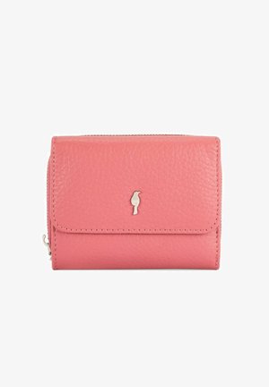 Różowy skórzany portfel z teksturowanym wykończeniem, prostokątny kształt, metalowe logo na froncie i bezpieczne zapięcie na klapkę.