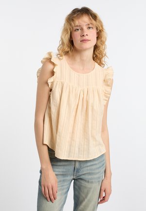 Lyserød fersken farvet ærmeløs top med flæser på skulderne, tekstureret stof med lodrette striber og en afslappet pasform. Sammen med slidte jeans.