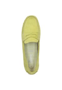 Gelbe Wildleder-Mokassinschuhe mit gestickten Details, glatter Oberfläche und gestreiftem Stofffutter. Runde Zehenform und zum Hineinschlüpfen.