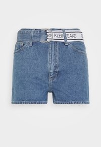 Vaaleansinisiä farkkushortseja, joissa on valkoinen merkitty vyötärönauha ja hopeanväriset metalliosat. Mukana etutaskut ja väljähkö istuvuus.