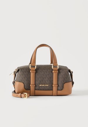 Sac à main Michael Kors marron et foncé à motif avec deux anses, garniture en cuir et bandoulière amovible sur fond clair.