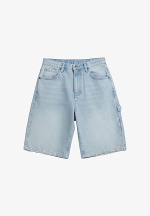 Šviesiai mėlyni džinsiniai šortai su priekinėmis kišenėmis, diržo kilpelėmis, sagos užsegimu ir šoniniu įrankių kilpeliu ant balto fono.