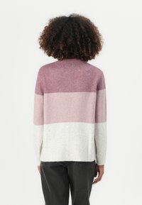 Strickpullover mit Rundhalsausschnitt, der horizontale Streifen in Hellrosa, Dunkelrosa und Creme zeigt. Gerippter Saum und Bündchen. Weicher Griff.