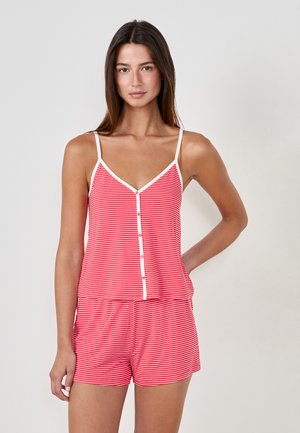 Conjunto de pijama a rayas rojas y blancas que incluye una parte superior sin mangas con botones en la parte delantera y pantalones cortos a juego, fabricado en una tela suave y ligera.