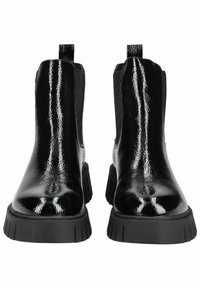 Botas de tobillo de charol negro con paneles laterales elásticos, asa en la parte superior y suelas de goma estriadas, que muestran un diseño elegante y un acabado de alto brillo.