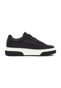 Sneaker in pelle nera con punta arrotondata, lacci sul davanti e suola intermedia bianca. Presenta una suola in gomma nera texturizzata.