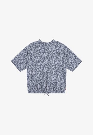 Korte ermer, marineblå blomsterbluse med rund hals, snor i nederkanten og liten logo-patch på brystet. Blomsterdesign i hvitt.
