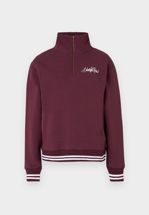 Felpa bordeaux con collo alto e mezza cerniera, polsini e orlo a costine con strisce bianche, presenta un logo scritto sul petto.
