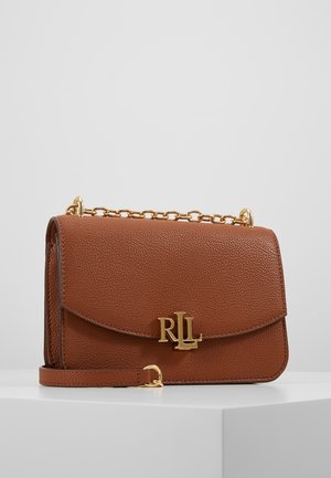 Sac à main en cuir marron texturé avec bandoulière chaîne dorée et fermoir logo RLL doré sur le rabat avant.
