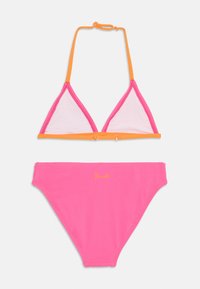 Conjunto de bikini rosa com um top triangular com detalhes em laranja e alças ajustáveis. A parte de baixo tem um corte simples com uma marcação em dourado.