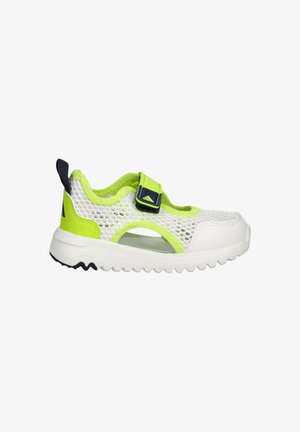 Scarpa da ginnastica bianca in mesh con accenti verde neon e una fascia in Velcro. Presenta lati perforati, suola in gomma arrotondata e un motivo di battistrada testurizzato.