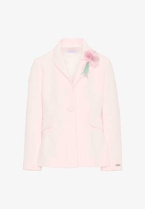 Blazer da donna rosa chiaro con un solo bottone, tasche con patta, colletto con risvolto e corsage floreale rosa sul risvolto sinistro.
