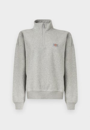 Ανοιχτό γκρι φούτερ με φερμουάρ μέχρι το στήθος, με ριμπ μανσέτες και τελείωμα, που έχει μικρό πολύχρωμο έμπλαστρο λογότυπου στο αριστερό στήθος.