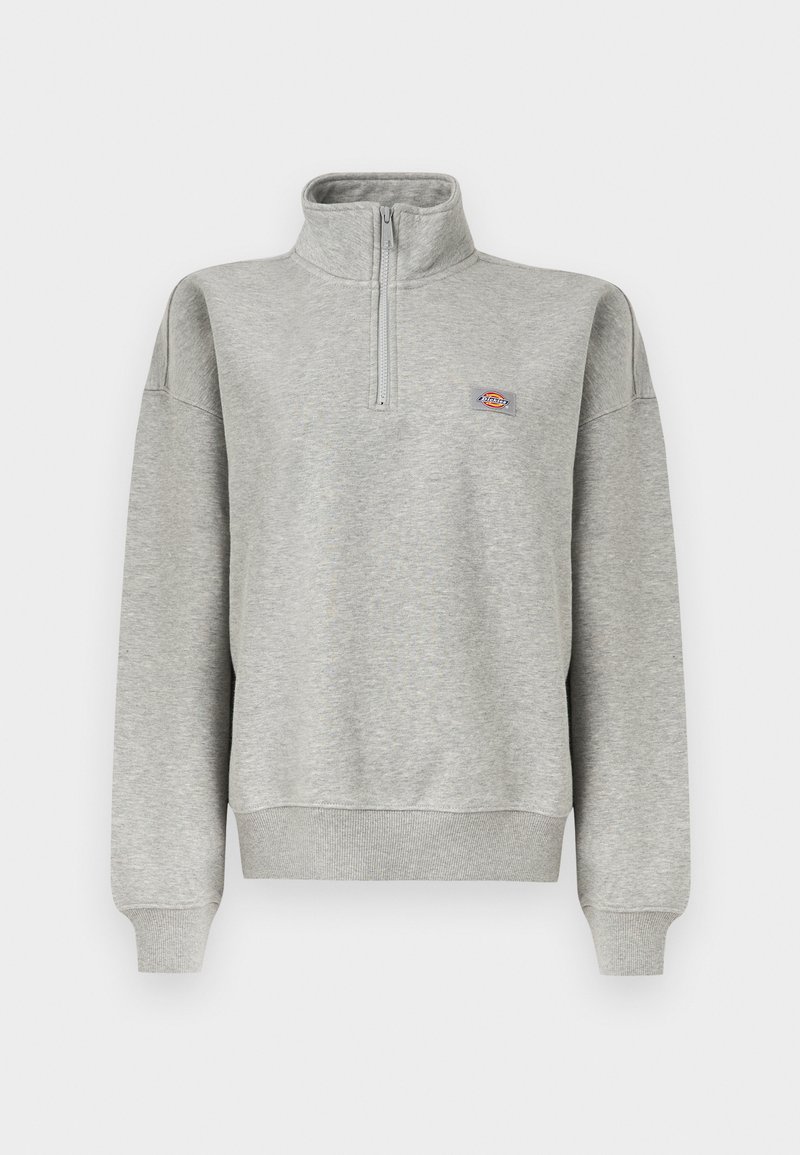 Felpa grigia chiaro con collo a zip parziale, polsini e orlo a coste, con una piccola patch logo multicolore sul petto sinistro.