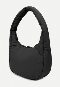 Schwarze, gepolsterte Schultertasche mit einem gebogenen, gepolsterten Griff; verfügt über einen Reißverschluss und eine glatte, matte Stoffoberfläche.