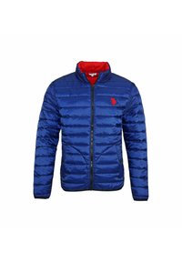 Modrá prošívaná bunda s červeným vnitřkem, stojacím límcem, zapínáním na zip a logem na hrudi. Má dvě boční kapsy.