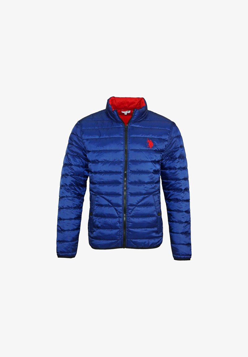 Modrá prošívaná bunda s červeným vnitřkem, stojacím límcem, zapínáním na zip a logem na hrudi. Má dvě boční kapsy.