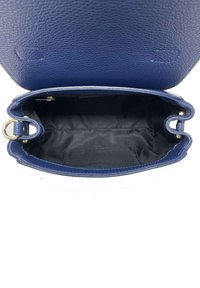 Modrá kožená kabelka s texturovaným povrchem, otevřeným vrchem a černým textilním podšívkou. Vybavena zlatým kováním a detailním kruhovým úchytem.