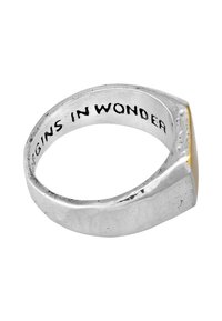 Sökring i silver med en polerad accent i gult guld, med en geometrisk design och en texturerad båge. Inskriften på insidan lyder "BÖRJAR I FANTASTISK."