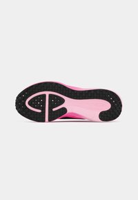 Zwarte rubberen-zool met een gestructureerd oppervlak, roze tussenzool en een gladde bovenrand, met een gestroomlijnd ontwerp.