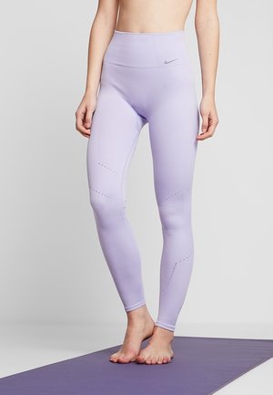 Leggings sportivi di colore viola chiaro con vita alta, texture a coste e dettagli a taglio lungo i fianchi. Logo Nike sulla cintura.
