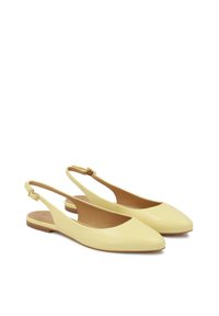 Žute slingback balerinke s uskim vrhom, izrađene od glatke kože. Imaju malu petu i podesivu trakicu za sigurno pristajanje.