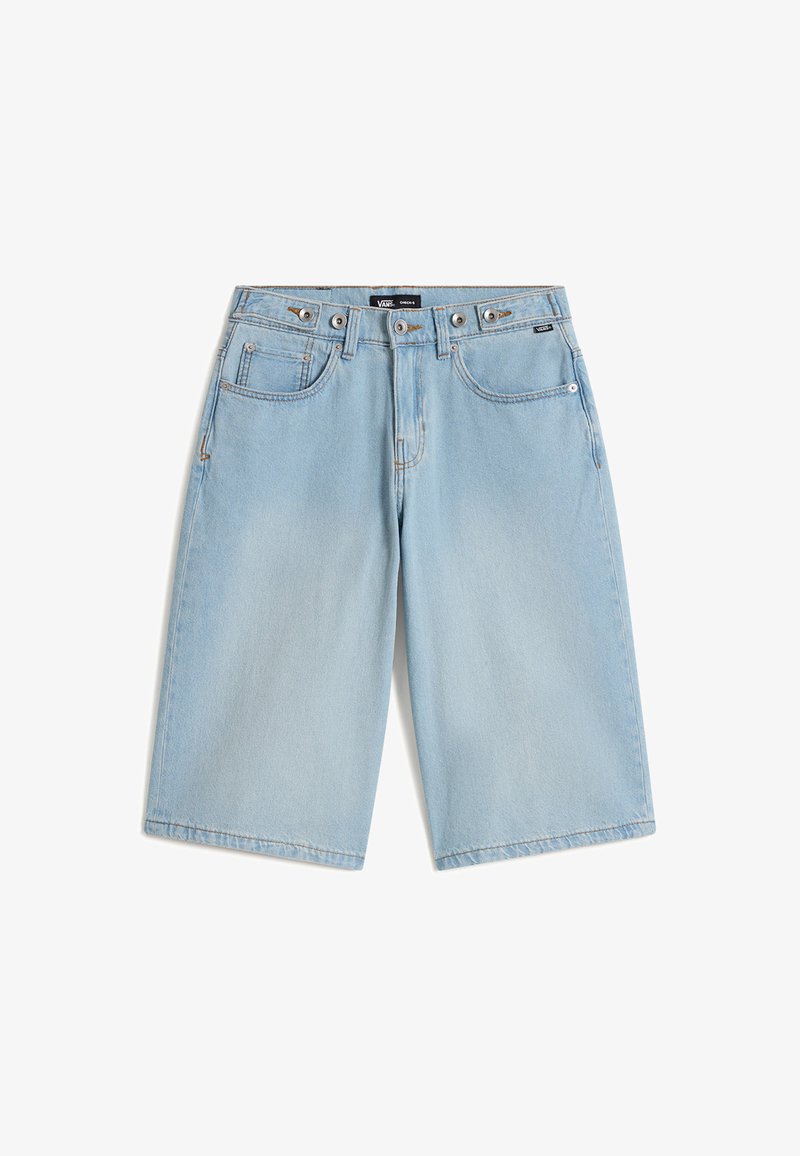 Světlé modré riflové kraťasy po kolena s knoflíkovým zapínáním a předními kapsami, zobrazené na bílém pozadí.