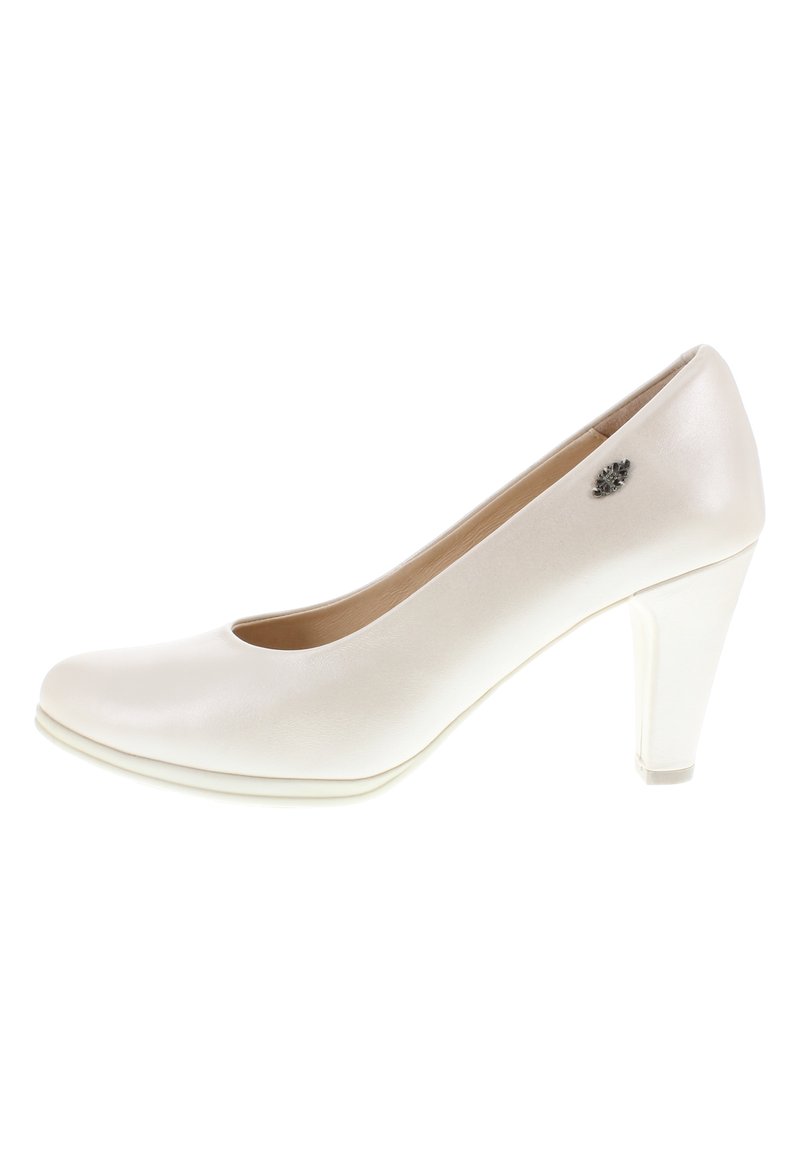 Weiße Lackleder-High-Heel-Pumps mit runder Zehenpartie, leicht glänzend und einem dekorativen silbernen Emblem an der Außenseite.