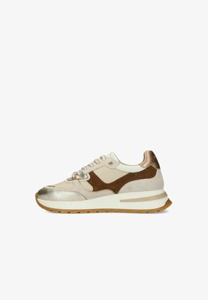 Sneaker in camoscio beige e marrone e pelle, con suola bianca e battistrada in gomma, design con lacci e accenti in bronzo metallizzato sulla punta e sul tallone.