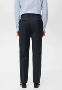 Marynarskie spodnie o prostym kroju nogawek, wykonane z wysokiej jakości tkaniny. Posiadają podwójne tylne kieszenie, wyprasowane kanty oraz gładką fakturę.