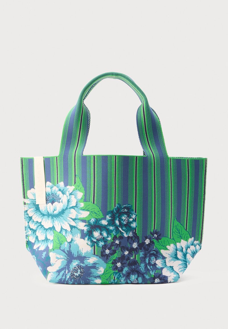 Τσάντα tote με πράσινες και μπλε κάθετες ρίγες, διακοσμημένη με μεγάλα μπλε και λευκά λουλούδια και δύο κοντές λαβές.