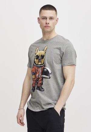 Grå bomulds T-shirt med et tegneserieagtigt fransk bulldog i en orange astronautdragt med sorte accessories og solbriller, afslappet pasform.