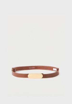 Rjav usnjen pas z gladko, pravokotno zlato sponko, položen na svetlo ozadje.