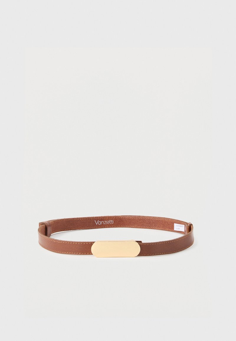 Καφέ δερμάτινη ζώνη με ομαλή, ορθογώνια χρυσή πόρπη, τοποθετημένη επίπεδα σε ανοιχτό φόντο.