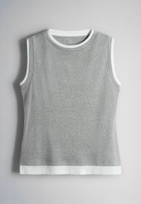 Haut en maille gris sans manches avec bordure blanche aux emmanchures, à l'encolure et à l'ourlet, présenté sur un fond uni gris clair.