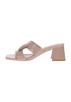 Mule beige in pelle verniciata con punta aperta, due ampie fasce e tacco largo di media altezza.