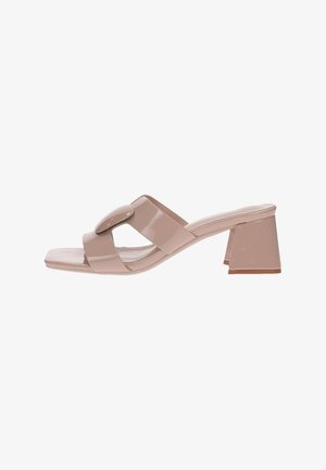 Mule beige in pelle verniciata con punta aperta, due ampie fasce e tacco largo di media altezza.