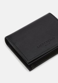 Portafoglio in pelle nera con finitura testurizzata, dotato di marchio impresso sulla parte anteriore e design pieghevole senza chiusure visibili.