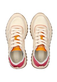 Sneakers med en beige läderöverdela, rosa mockadetaljer, orange logotyp och brun gummisula; har runda snören och vadderade kragar.