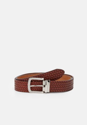 Bruine gevlochten leren riem met een textuurzilver metalen gesp, opgerold op een witte achtergrond.