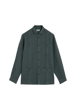Camisa de manga larga de color verde oscuro con botones, con cuatro bolsillos frontales con botones y un cuello puntiagudo, mostrada sobre un fondo blanco.