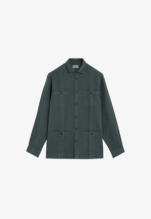 Camisa de manga larga de color verde oscuro con botones, con cuatro bolsillos frontales con botones y un cuello puntiagudo, mostrada sobre un fondo blanco.